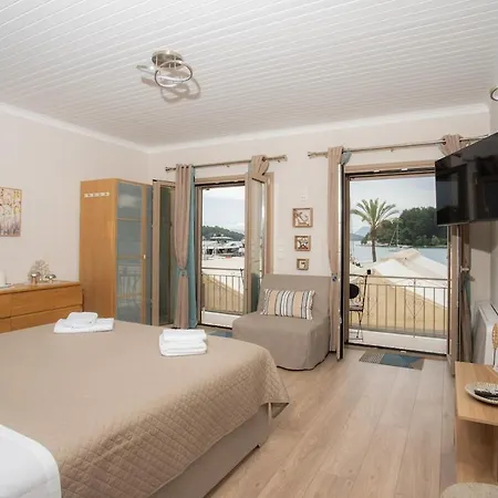 Manolias Center Νυδρί